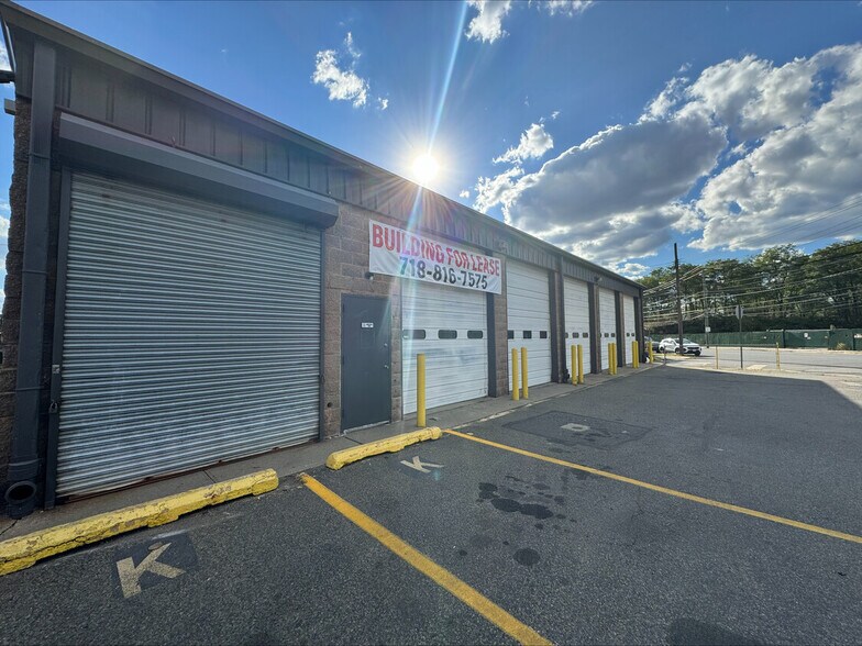 2534 Forest Ave, Staten Island, NY for rent - Building Photo - Image 1 of 2