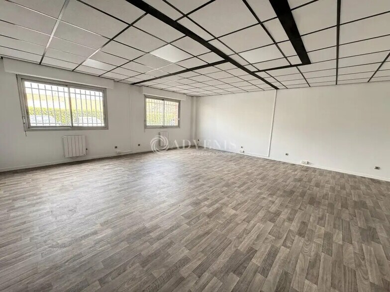 Office in Lisses to rent - Interior Photo - Image 1 of 4