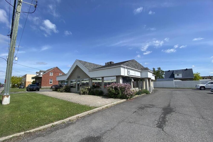 1225 Ch De Saint-Jean, La Prairie, QC for rent - Building Photo - Image 3 of 12