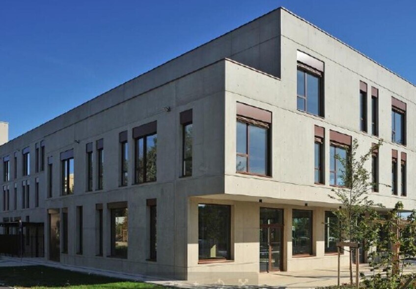 Office in Bron for sale - Building Photo - Image 2 of 8