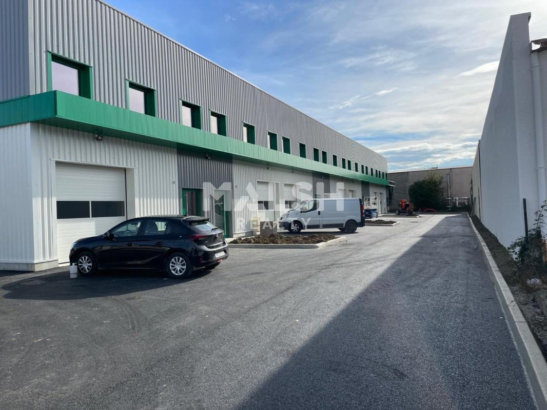 Light Industrial in Mions to rent Building Photo- Image 1 of 10