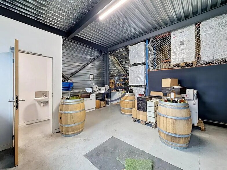Light Industrial in Tignieu-Jameyzieu to rent - Interior Photo - Image 2 of 8