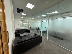 Anchor Blvd, Dartford to rent Interior Photo- Image 2 of 9