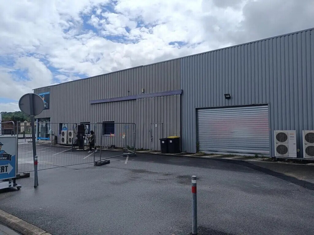 Location Local d'activités 300 m² - Photo 1