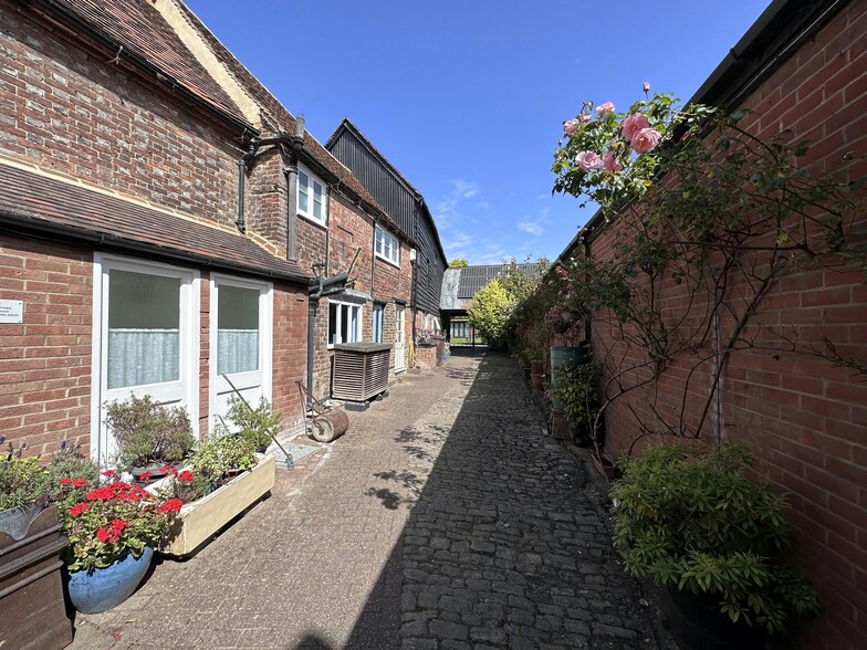 8 Upper High St, Thame to rent - Building Photo - Image 2 of 9