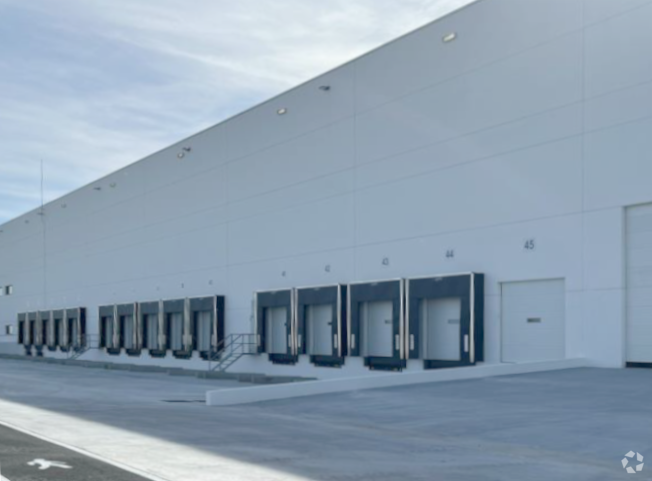 Avenida de los Alcotanes, 49, Pinto, Madrid to rent - Building Photo - Image 2 of 3