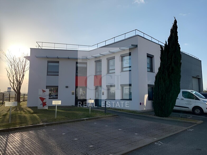 884-888 Rue Des Mercières, Rillieux-la-Pape to rent - Primary Photo - Image 1 of 18