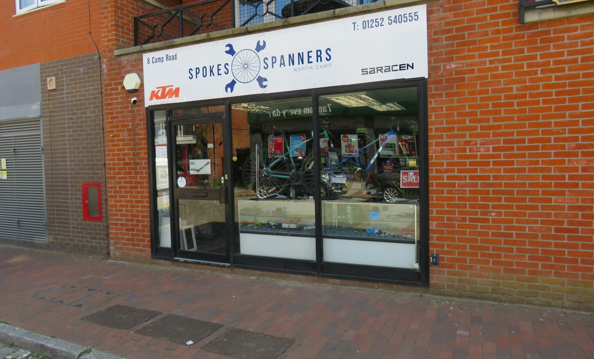 8 Camp Rd, Farnborough to rent Building Photo- Image 1 of 1
