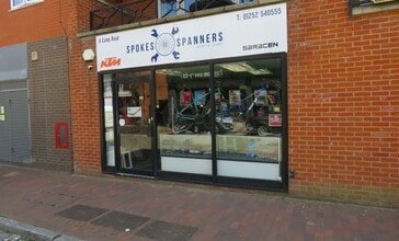 8 Camp Rd, Farnborough to rent Building Photo- Image 1 of 1