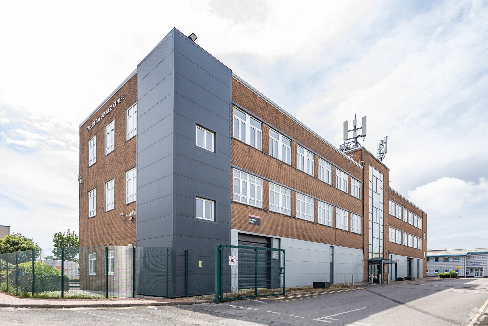 Titan Rd, Cardiff to rent Primary Photo- Image 1 of 4