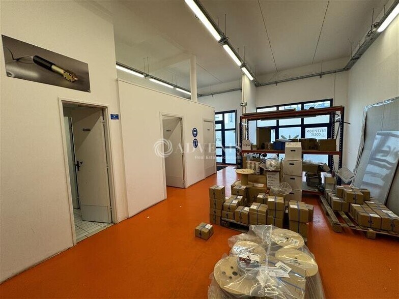 Light Industrial in Croissy Beaubourg for sale - Interior Photo - Image 2 of 7
