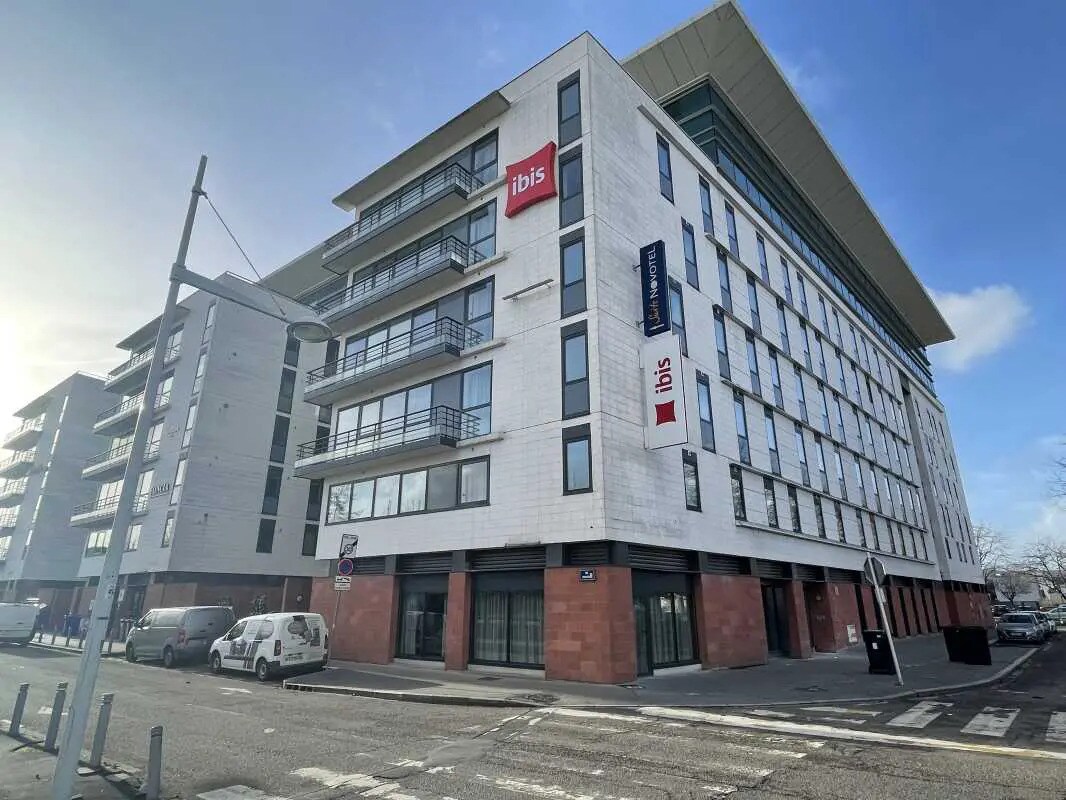 Office in Rouen to rent Building Photo- Image 1 of 9