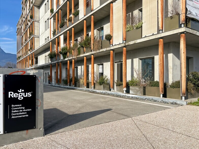 10 Bis Avenue Des Ftpf, Échirolles to rent - Building Photo - Image 2 of 31