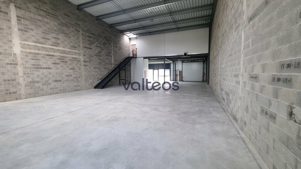 Light Industrial in Fenouillet to rent Building Photo- Image 1 of 11