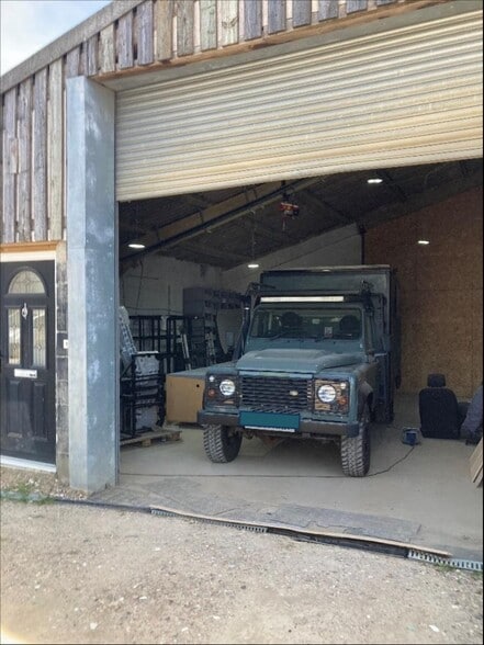 Edolphs Farm Norwood Hill, Horley to rent - Building Photo - Image 2 of 3