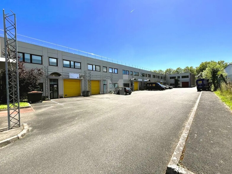 Light Industrial in Bondoufle to rent - Building Photo - Image 2 of 8