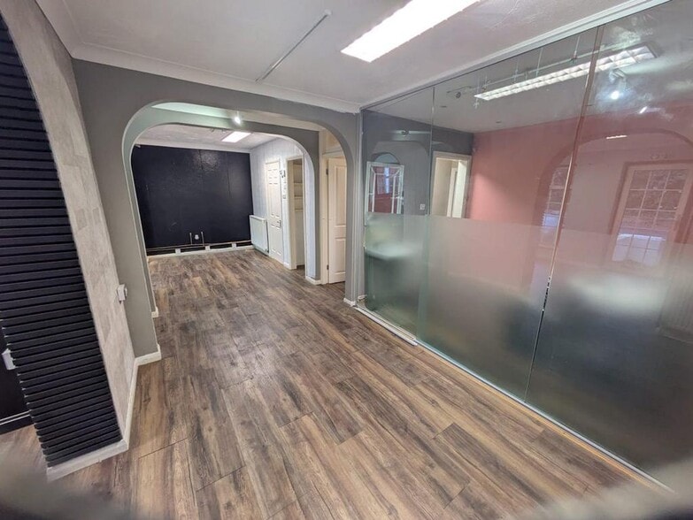 Portsmouth Rd, Godalming to rent - Building Photo - Image 3 of 7