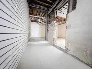 Retail in Paris to rent Interior Photo- Image 2 of 10
