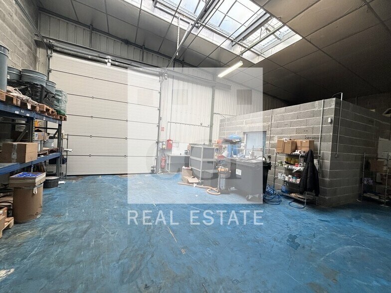 Light Industrial in Genas to rent - Interior Photo - Image 2 of 7