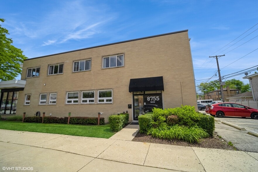 8755 Trumbull Ave, Skokie, IL to rent - Building Photo - Image 1 of 22