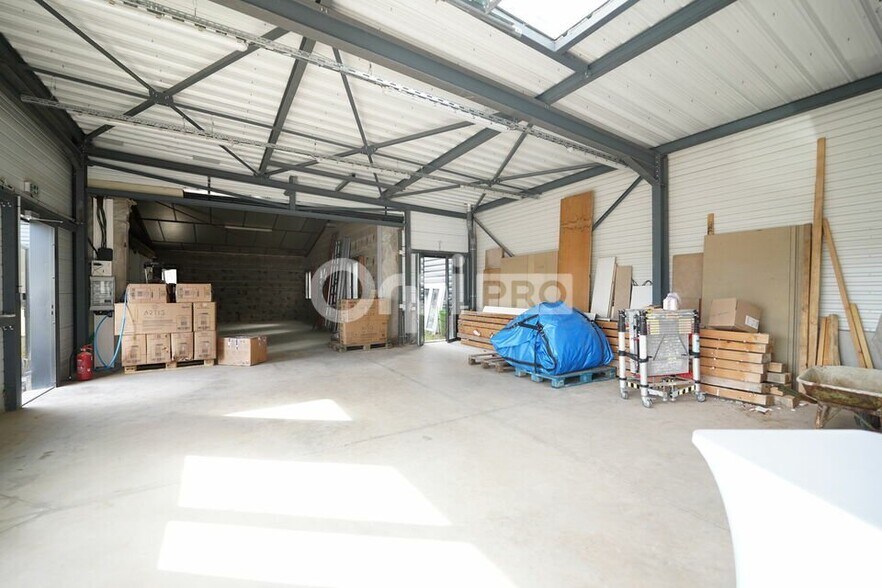Light Industrial in Sainte-Consorce to rent - Interior Photo - Image 1 of 8