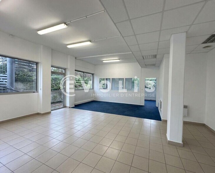 Light Industrial in Palaiseau to rent - Interior Photo - Image 3 of 8