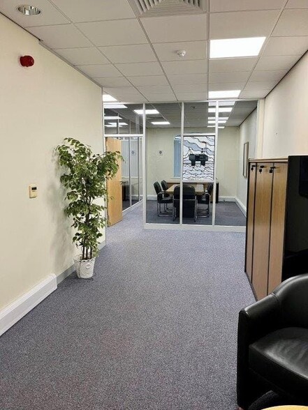 58 Hamm Moor Ln, Addlestone to rent - Building Photo - Image 3 of 5