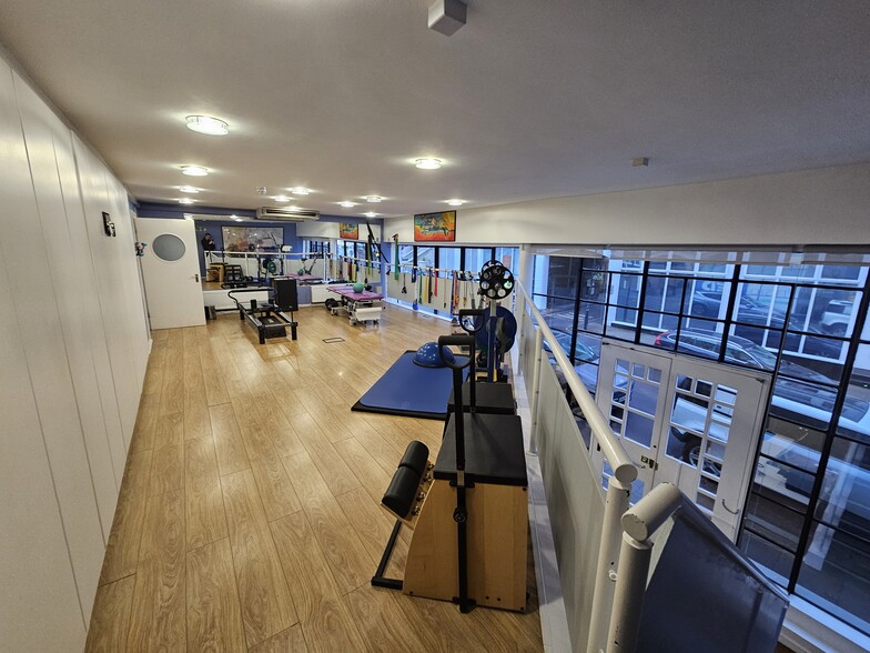 1 Belsize Cres, London to rent - Interior Photo - Image 2 of 9