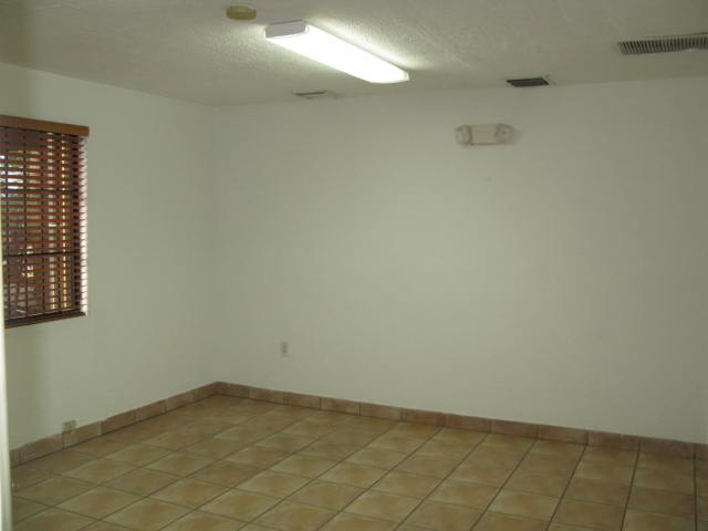 2271-2275 W 77th St, Hialeah, FL for rent - Building Photo - Image 3 of 10