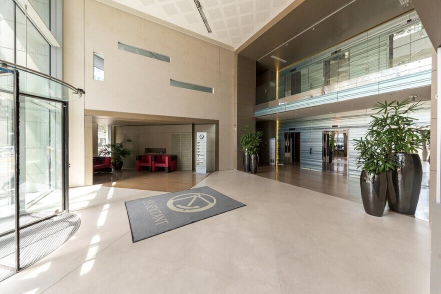 Office in Marseille to rent - Lobby - Image 3 of 11