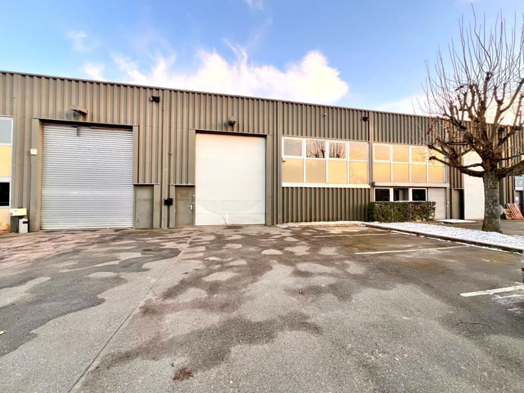 Light Industrial in Trappes to rent Building Photo- Image 1 of 9