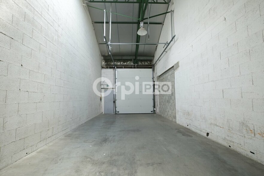 2 Chemin Du Genie- Allee Denis Papin, Venissieux to rent - Building Photo - Image 3 of 4