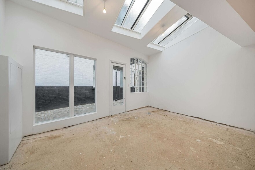 12 Heath St, London to rent - Interior Photo - Image 3 of 4