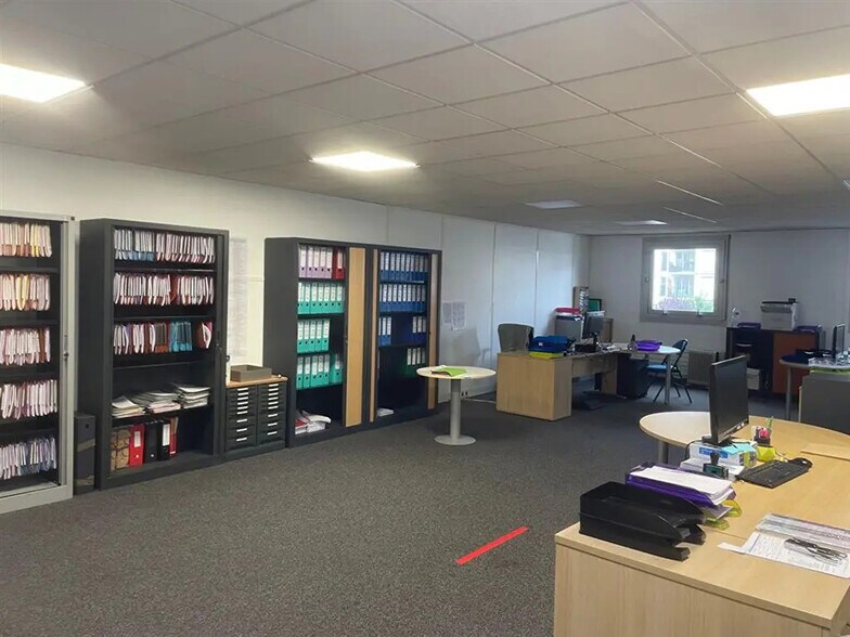 Office in Saint-Ouen-sur-Seine to rent - Building Photo - Image 3 of 6