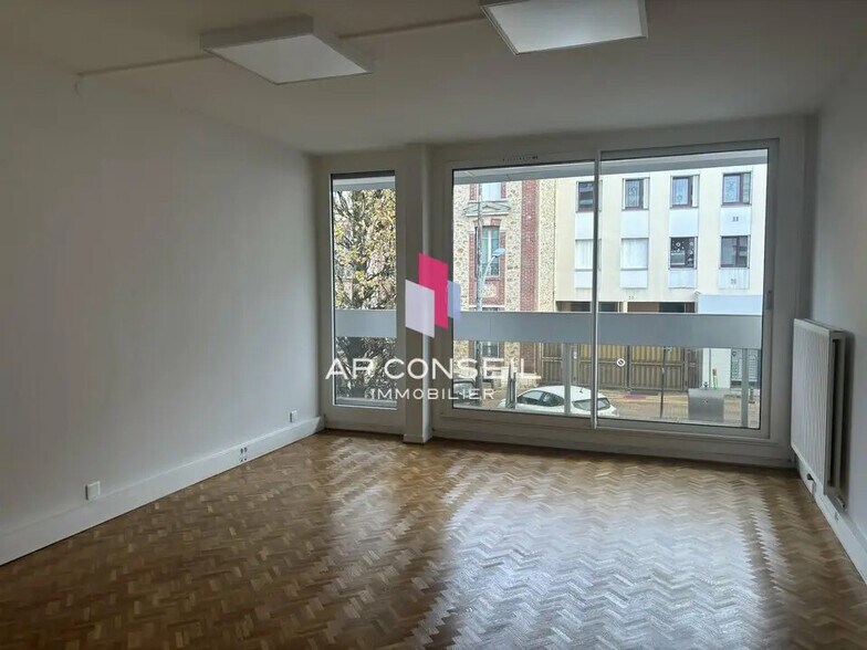 Office in Le Chesnay-Rocquencourt to rent - Primary Photo - Image 2 of 9