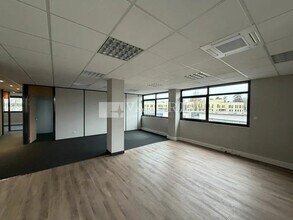 Office in Limonest to rent Interior Photo- Image 1 of 6