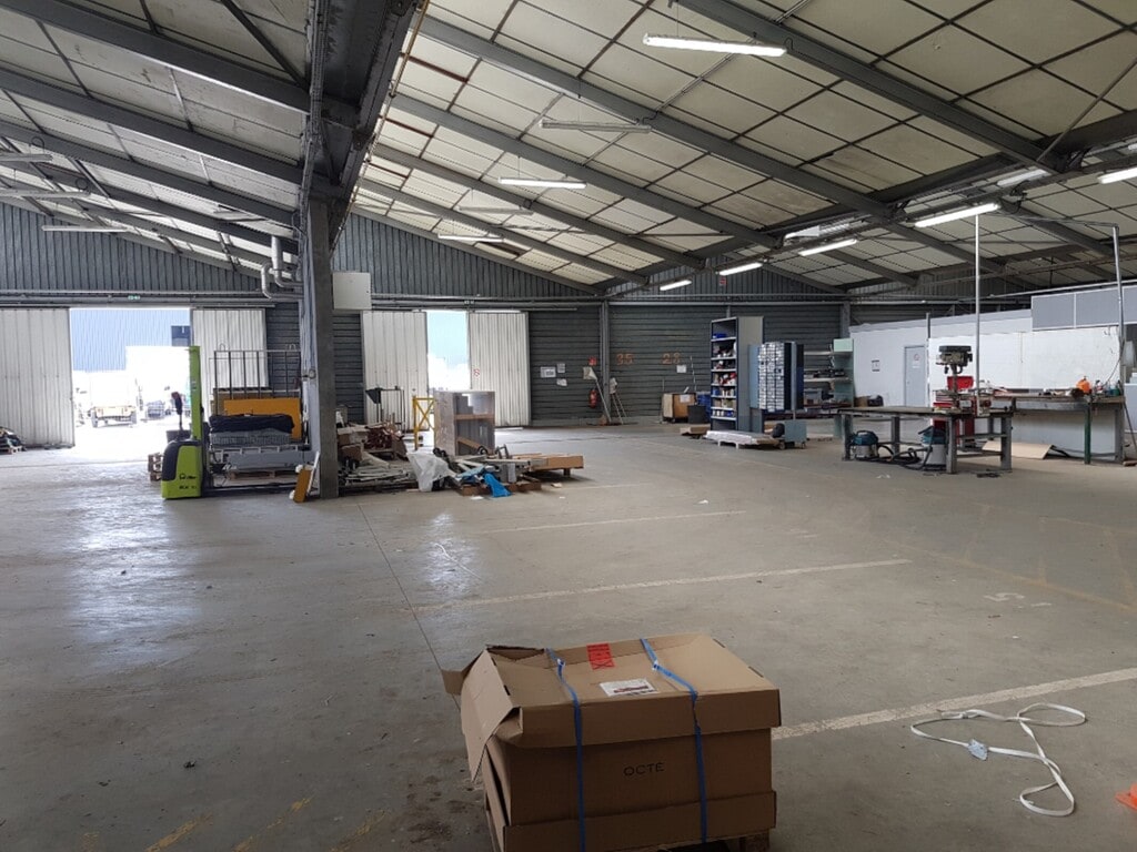 Location Entrepôt 1 406 m² - Photo 1