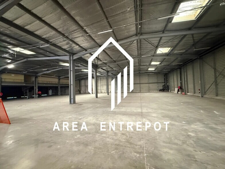 Industrial in Aix-en-Provence to rent - Building Photo - Image 3 of 8