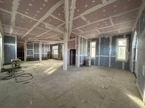 2 Grove Park Rd, London to rent Interior Photo- Image 1 of 6