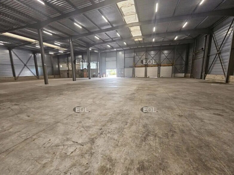 Industrial in Vitry-sur-Seine to rent - Building Photo - Image 3 of 17