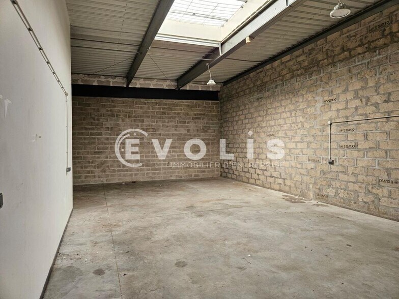Light Industrial in Palaiseau to rent - Building Photo - Image 2 of 9