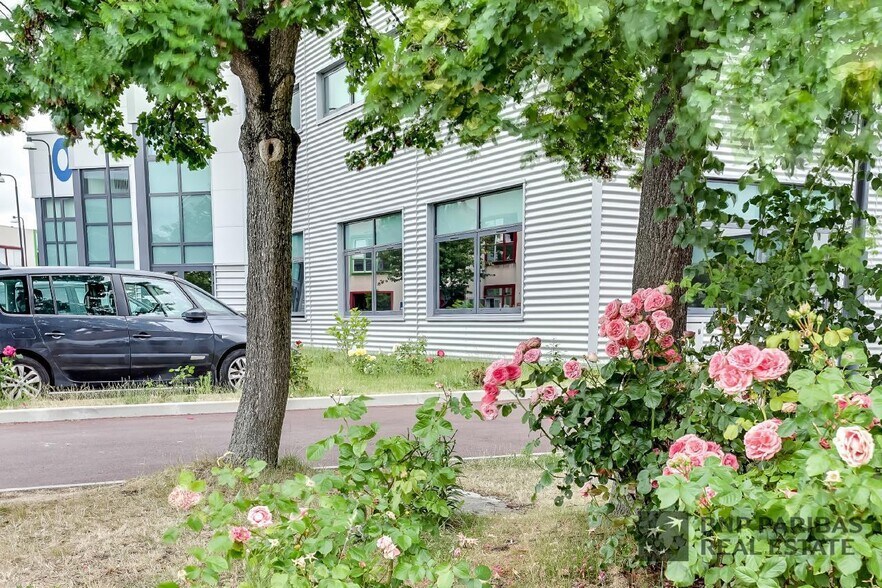 Office in Ivry-sur-Seine to rent - Building Photo - Image 2 of 10