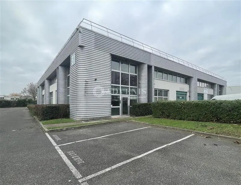 Light Industrial in Tremblay-en-France to rent Building Photo- Image 1 of 3