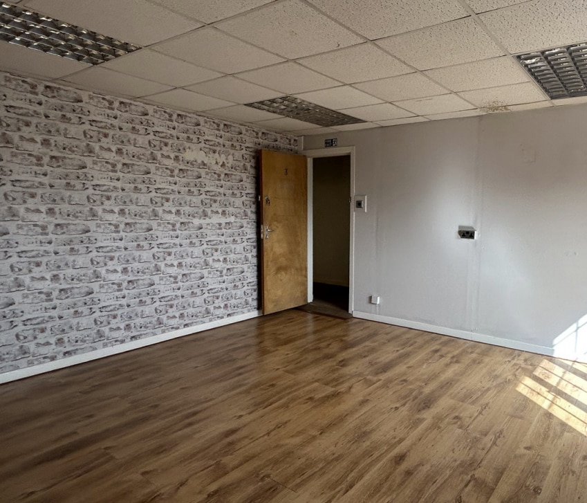 Dormans Park Rd, East Grinstead to rent Interior Photo- Image 1 of 1
