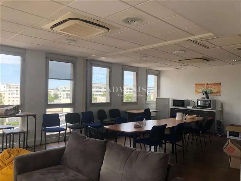 Office in Montigny-le-Bretonneux to rent Interior Photo- Image 1 of 7