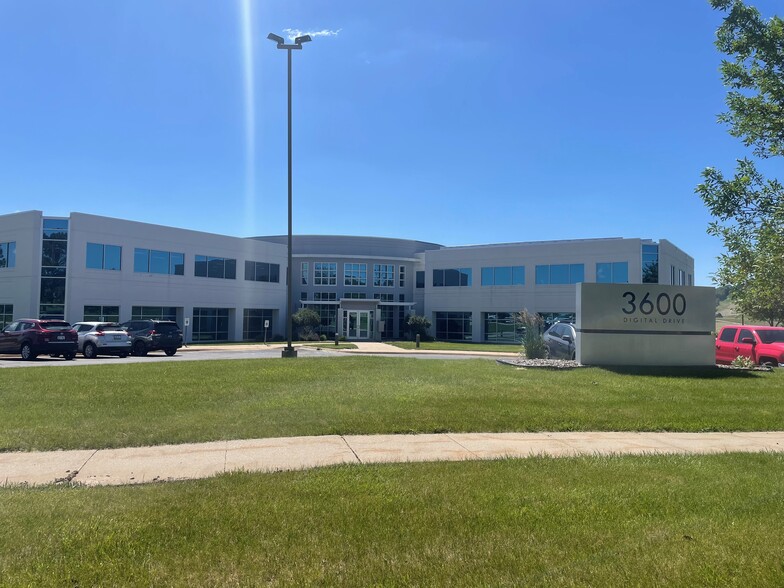 3600 Digital Dr, Dubuque, IA for rent - Building Photo - Image 1 of 10