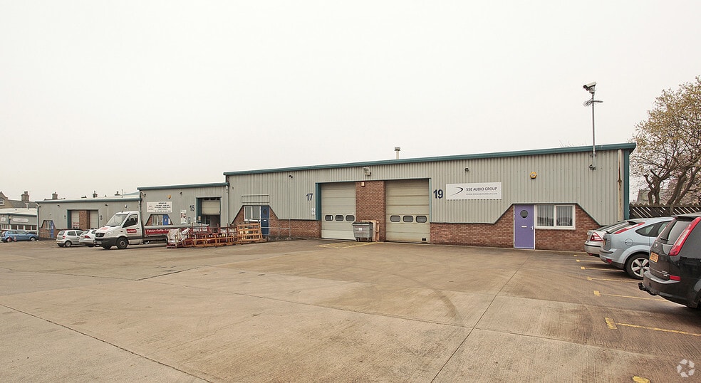 19 Great Russell Ct, Bradford to rent - Building Photo - Image 3 of 12