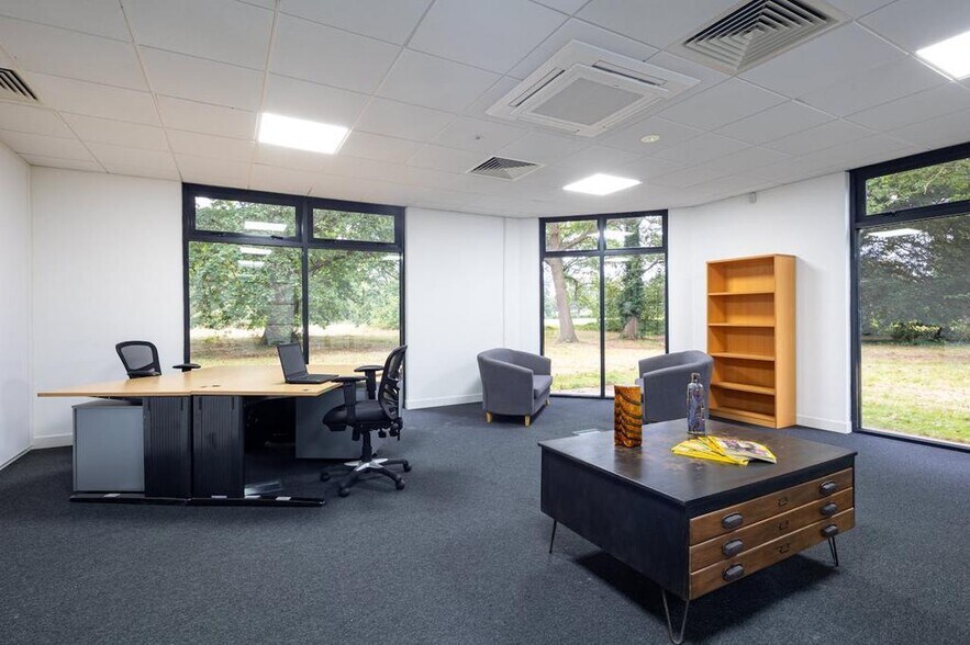 Milton Rd, Uxbridge to rent - Building Photo - Image 3 of 14