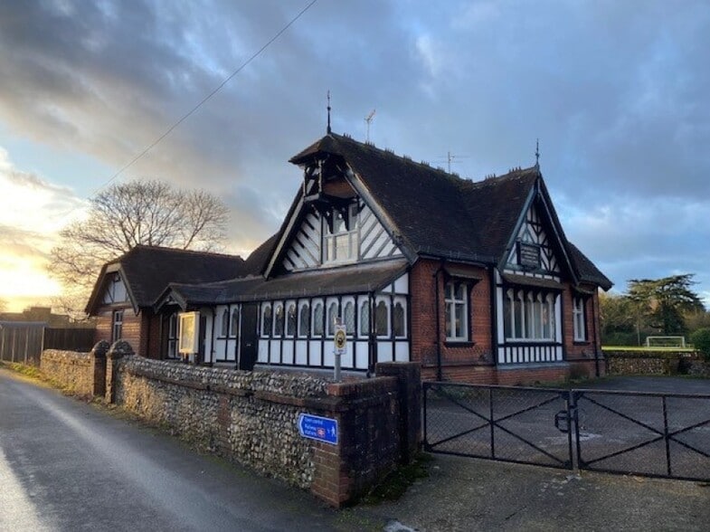 Pixham Lane, Dorking to rent - Building Photo - Image 2 of 4