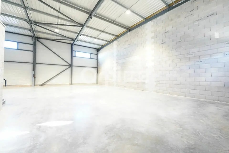Light Industrial in Chassieu to rent Interior Photo- Image 1 of 12